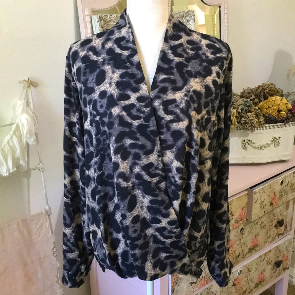 NWT PLEIONE Long Sleeve Snap Wrap High Low Blouse in Blurred Animal Size XL! ✨🐆
